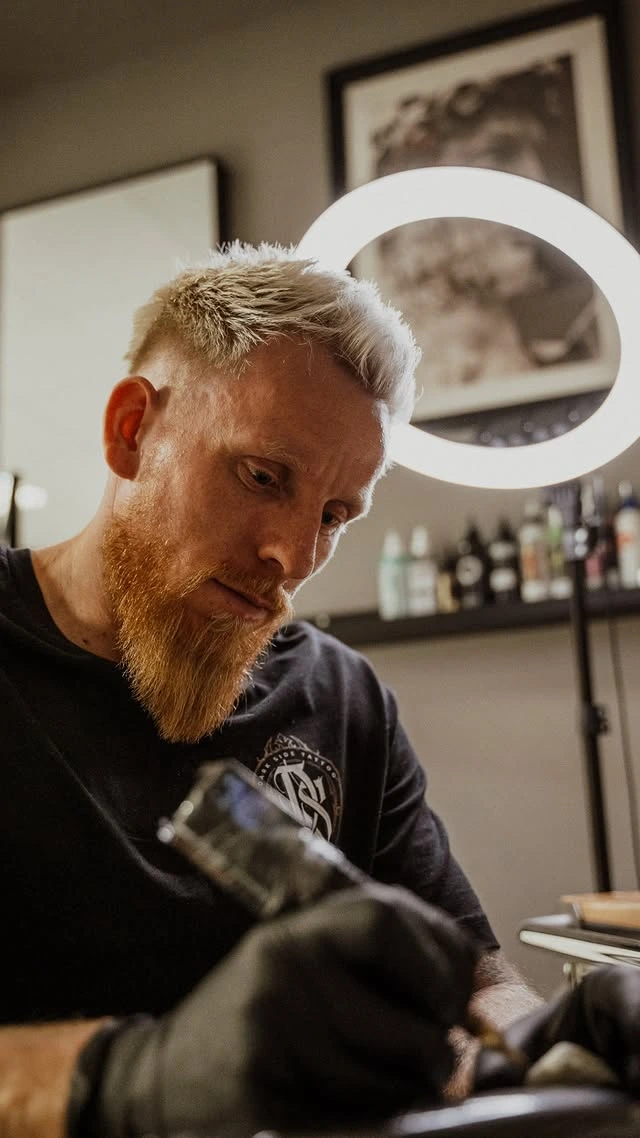 Csiszár Gábor tetoválóművész a Dark Side Tattoo stúdióban