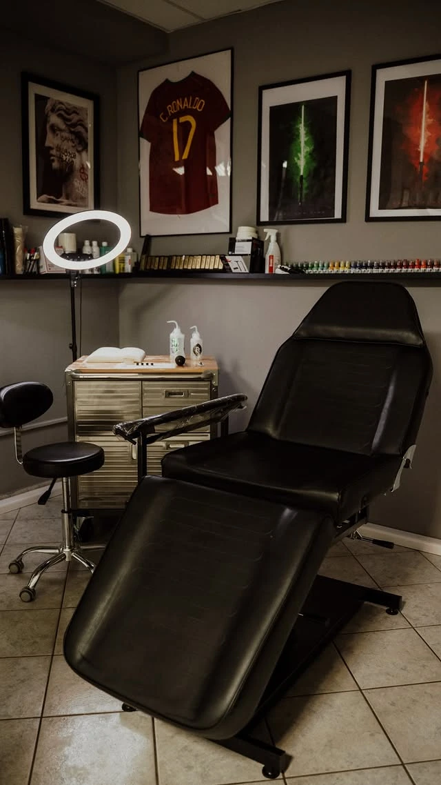 Dark Side Tattoo stúdió — tetováló szék és felszerelés