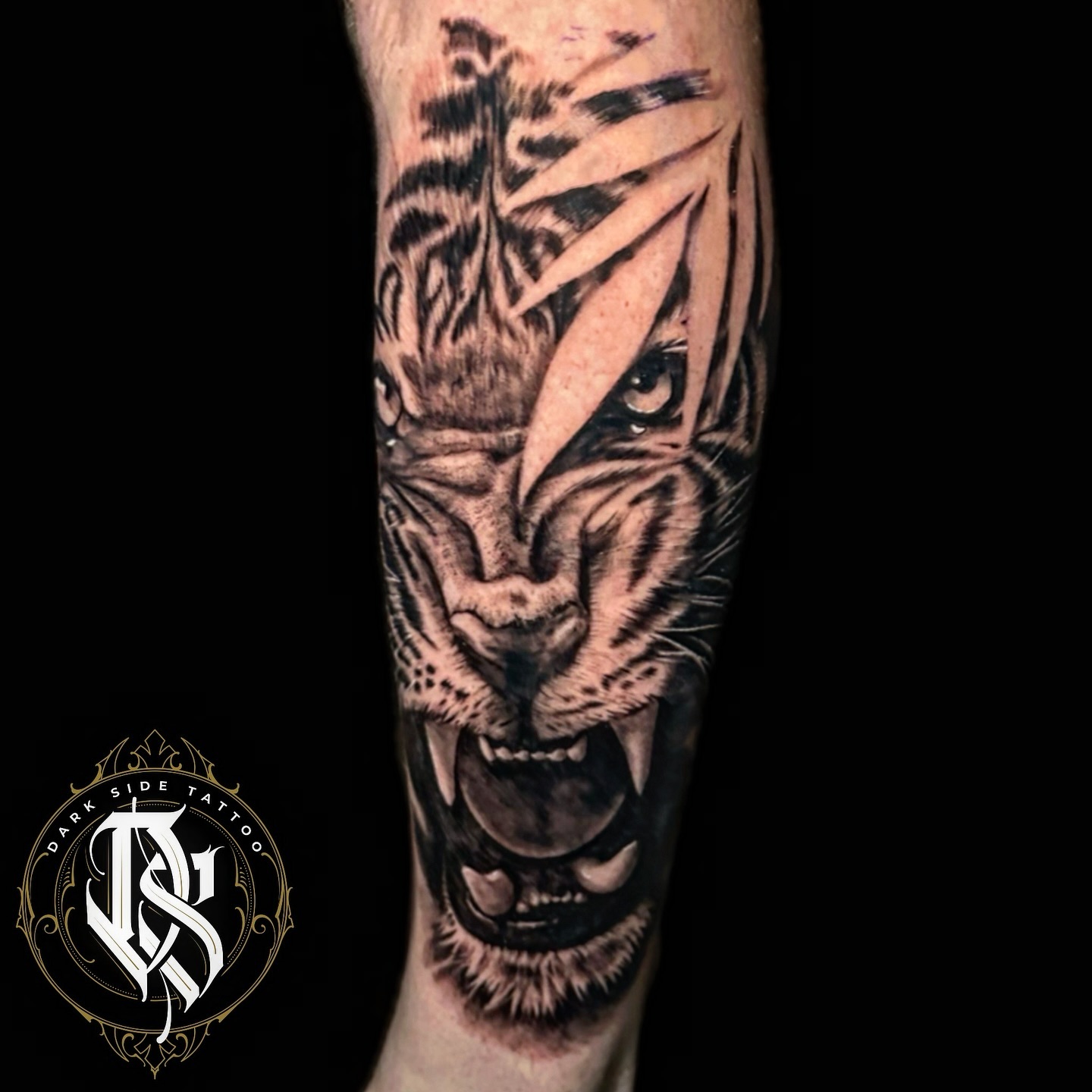 Morgó tigris realisztikus tetoválás